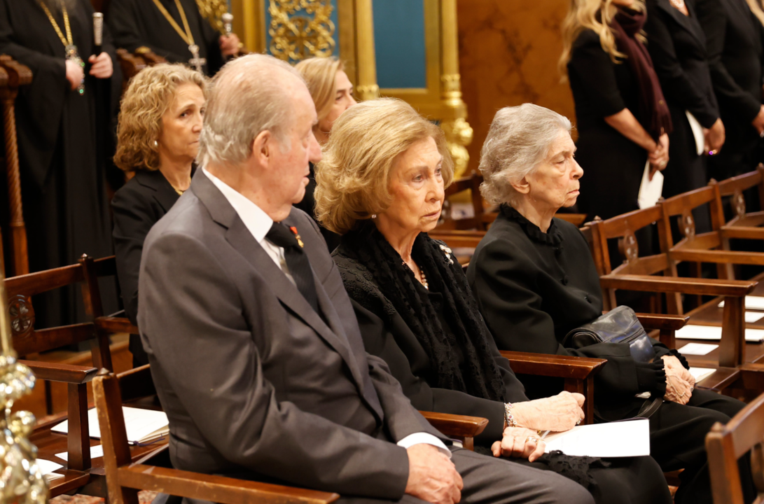 Los Reyes Juan Carlos y Sofía, acompañados por las Infantas Elena y Cristina, en el funeral por el Rey Constantino de Grecia