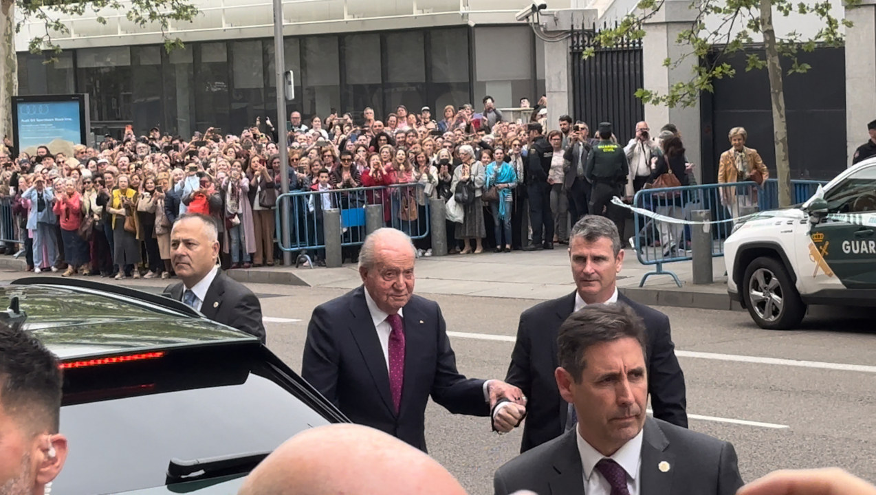 Juan Carlos I a su llegada a la boda de Almeida.
