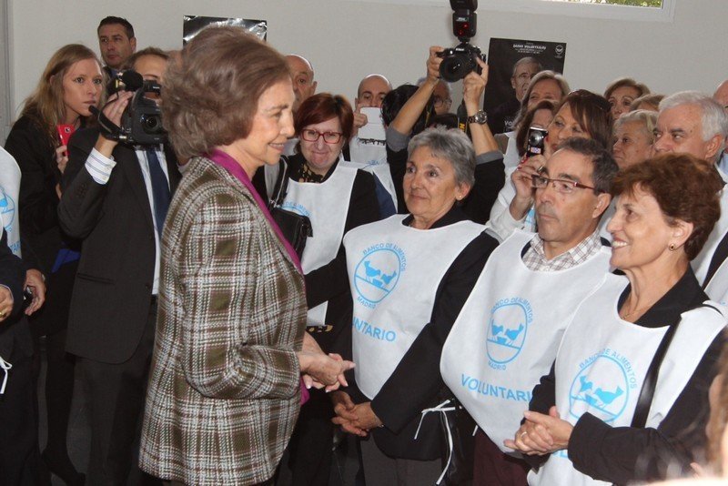 Doña Sofía saludando a varios voluntarios durante el acto de inauguración del nuevo almacén