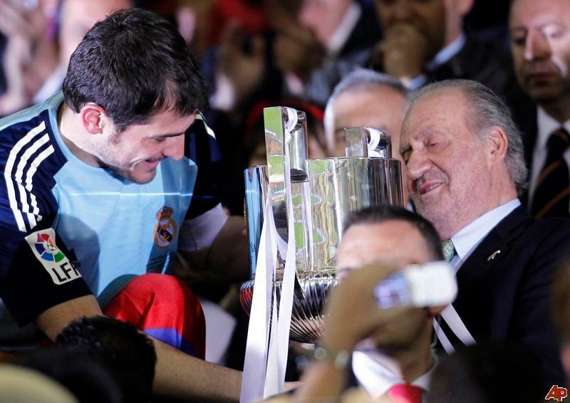 Don Juan Carlos e Iker Casillas en la final de la Copa del Rey 2011.