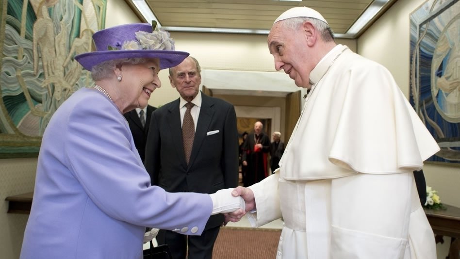 La reina Isabel y el Papa Francisco durante su encuentro.
