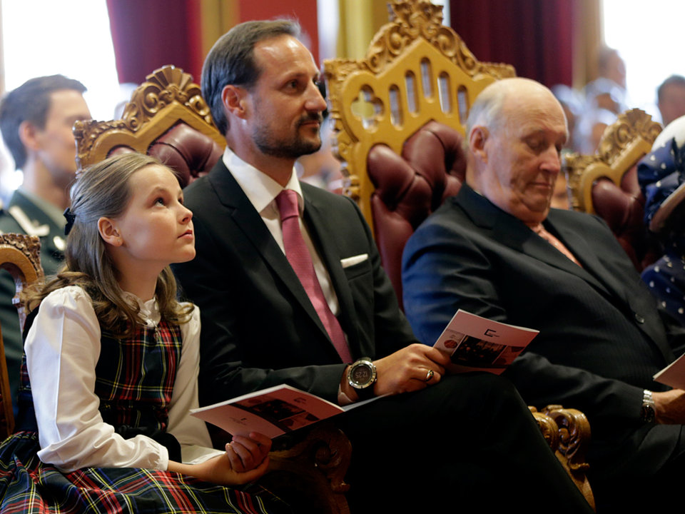 La princesa Ingrid de Noruega junto a su padre, el príncipe Haakon y su abuelo, el rey Harald.