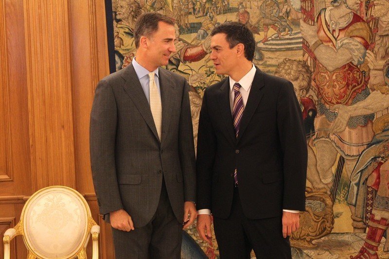 El rey Felipe y el secretario general del PSOE, Pedro Sánchez.