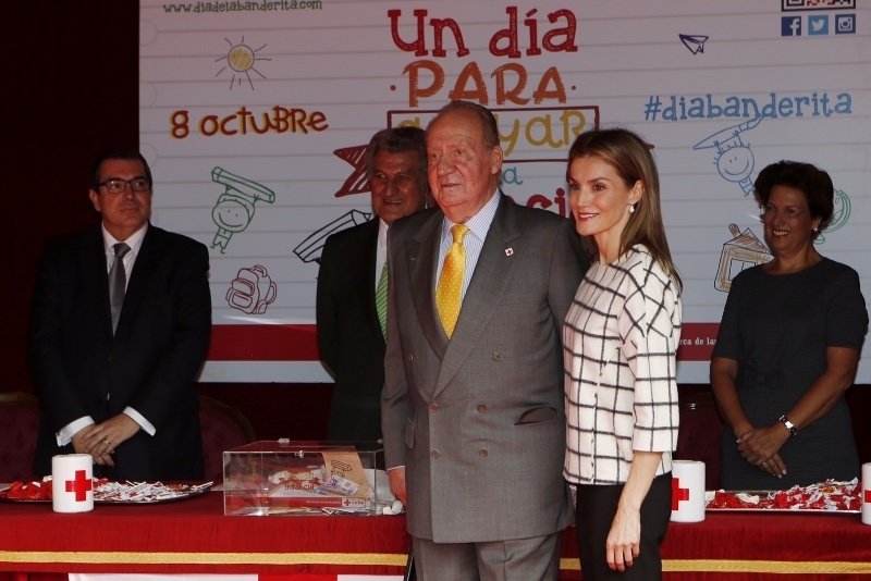 La reina Letizia y el rey Juan Carlos en los actos del Día de la Banderita.