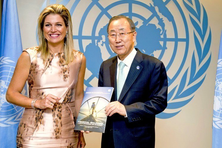 Máxima de Holanda, con el secretario general de la ONU, Ban Ki Moon.