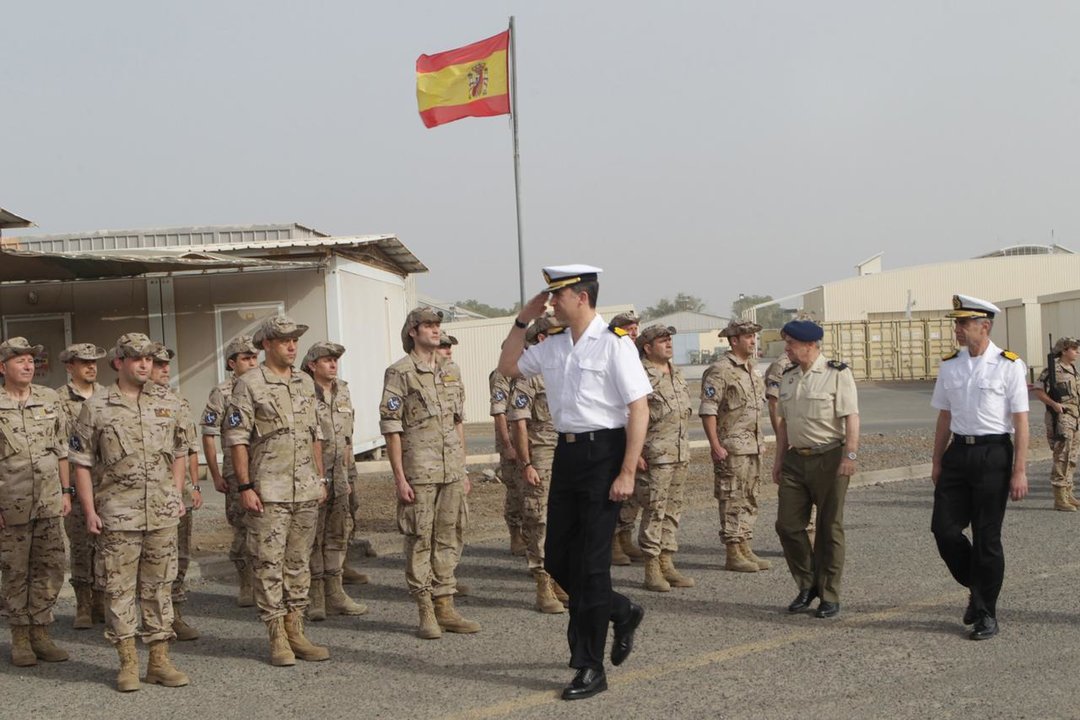 Don Felipe, en una visita a las tropas españolas de Yibuti (2012).