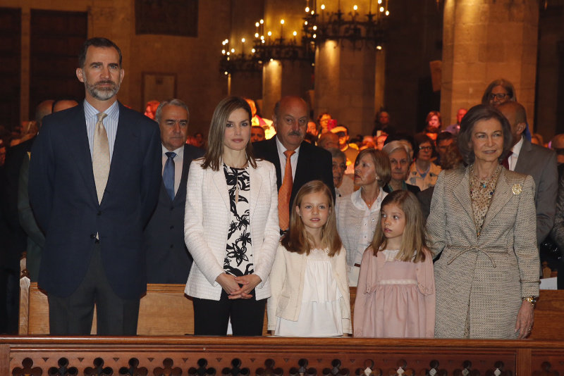 Los reyes Felipe y Letizia junto a sus hijas y la reina Sofía.