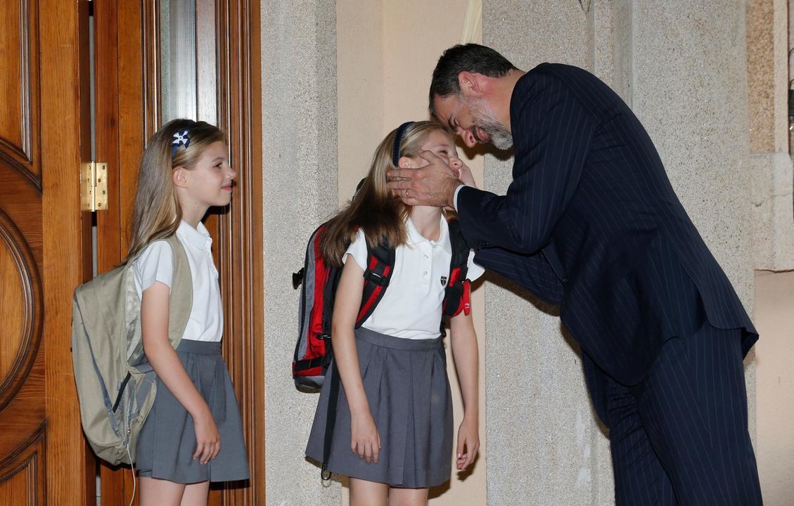 El rey Felipe da un beso a la princesa Leonor en presencia de la infanta Sofía.