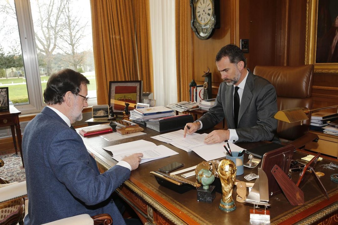 El rey Felipe trabaja en su despacho del Palacio de la Zarzuela.