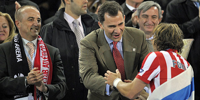 Don Felipe felicita a Diego Forlán en la victoria del Atlético de Madrid de la Europa League.