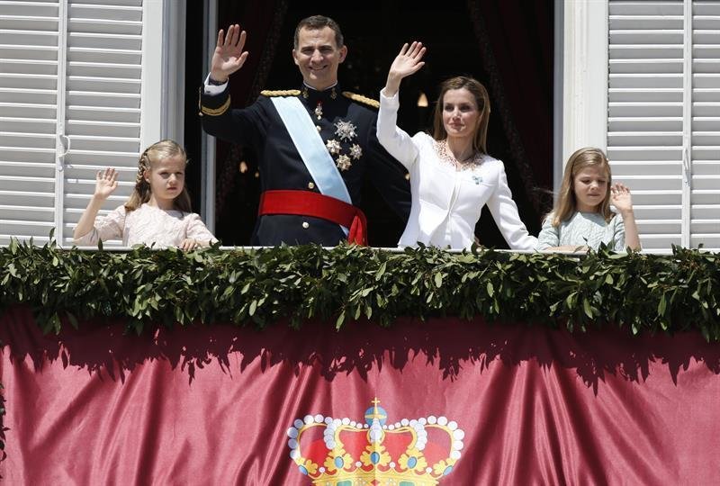 Los reyes Felipe y Letizia y sus hijas Leonor y Sofía saludan desde el Palacio Real.