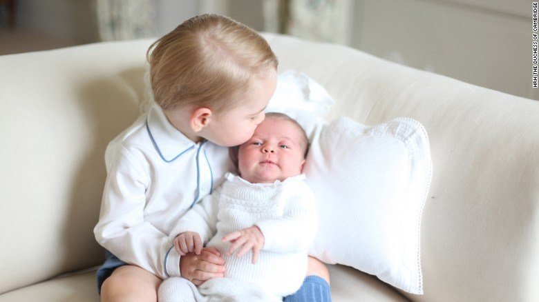 El príncipe Jorge y su hermana Carlota.