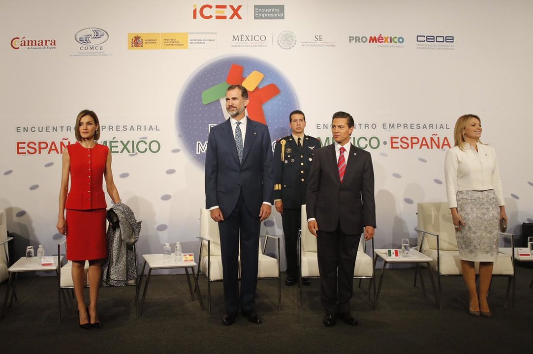 Los reyes junto al presidente Peña Nieto y su esposa, en el foro empresarial México-España.