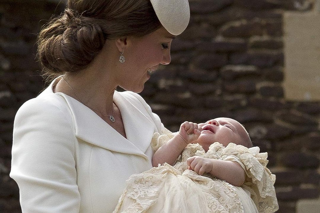 Kate Middleton sostiene a su hija Carlota el día de su bautizo.