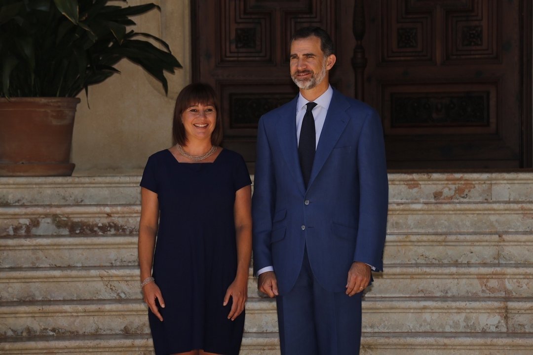 Felipe VI y la presidenta de Baleares, Francina Armengol.