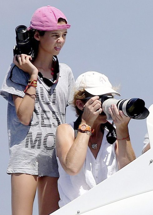La infanta Elena junto a su hija Victoria Federica con cámaras de fotos. 