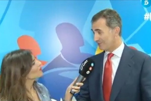 La periodista María Victoria Albertos entrevistando a Felipe VI.