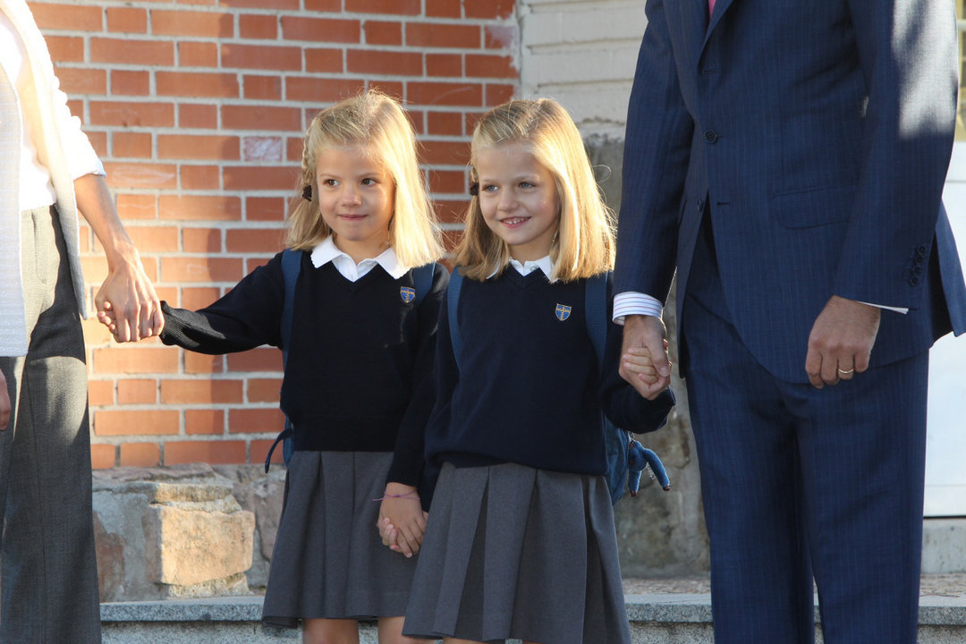Sofía y Leonor, antes de entrar al colegio.