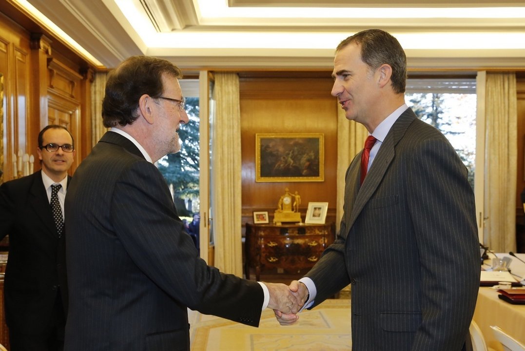 El rey Felipe saluda a Mariano Rajoy en su despacho del Palacio de la Zarzuela.