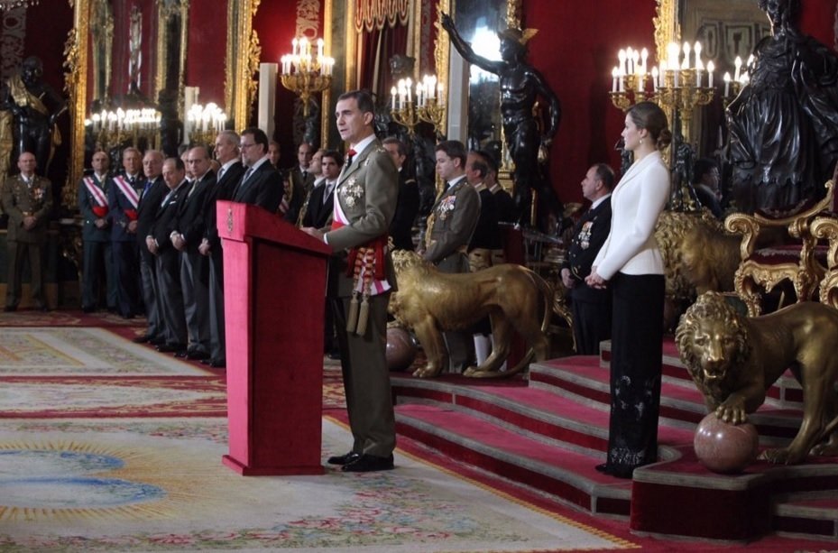 El rey pronuncia su discurso en la Pascua Militar ante la reina y los mandos militares.
