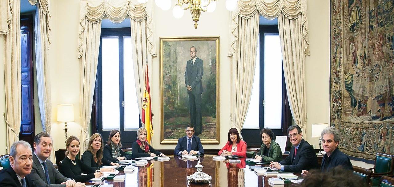El retrato de Juan Carlos I todavía preside el Salón de Ministros del Congreso.
