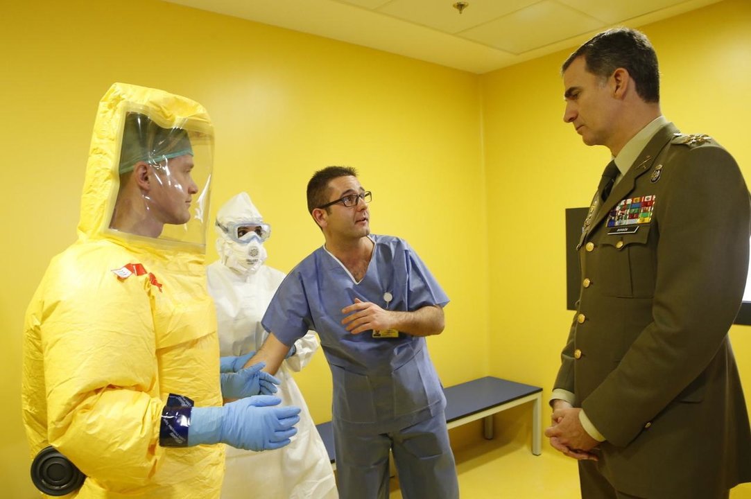 El rey atiende a las explicaciones sobre los trajes de protección del Hospital Gómez Ulla