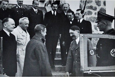 Eduardo, duque de Windsor, con Adolf Hitler.