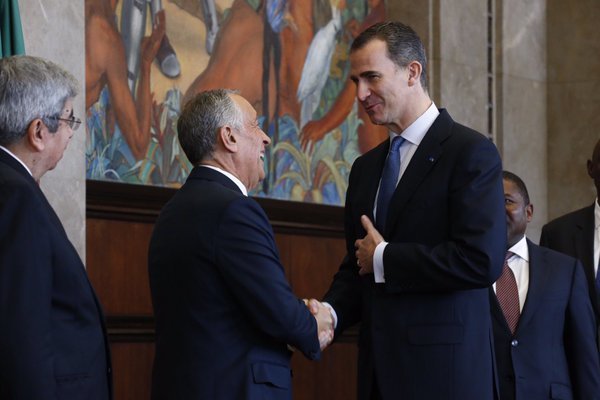 El nuevo presidente de Portugal charla con Felipe VI.