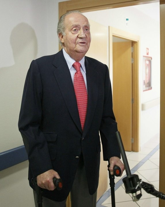 Juan Carlos I, a la salida del hospital tras el accidente en Bostuana.