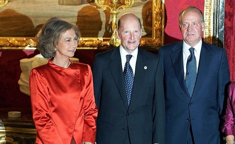 Simeón de Bulgaria, con los reyes Juan Carlos y Sofía en una imagen de archivo.