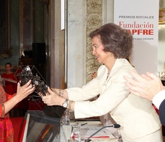 La reina Sofía entrega un premio de la Fundación Mapfre.