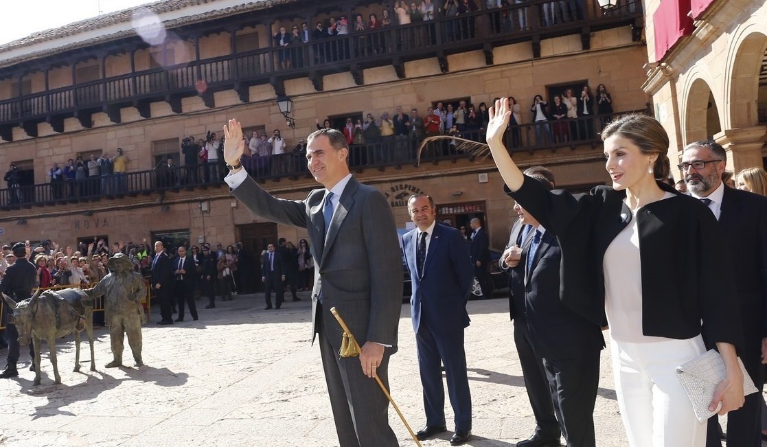 Los reyes saludan a los vecinos de Villanueva de los Infantes (Ciudad Real)