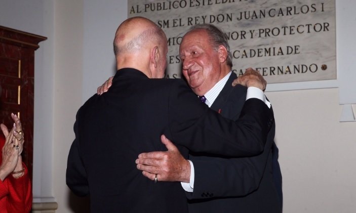 Simeón de Bulgaria abraza al rey Juan Carlos.