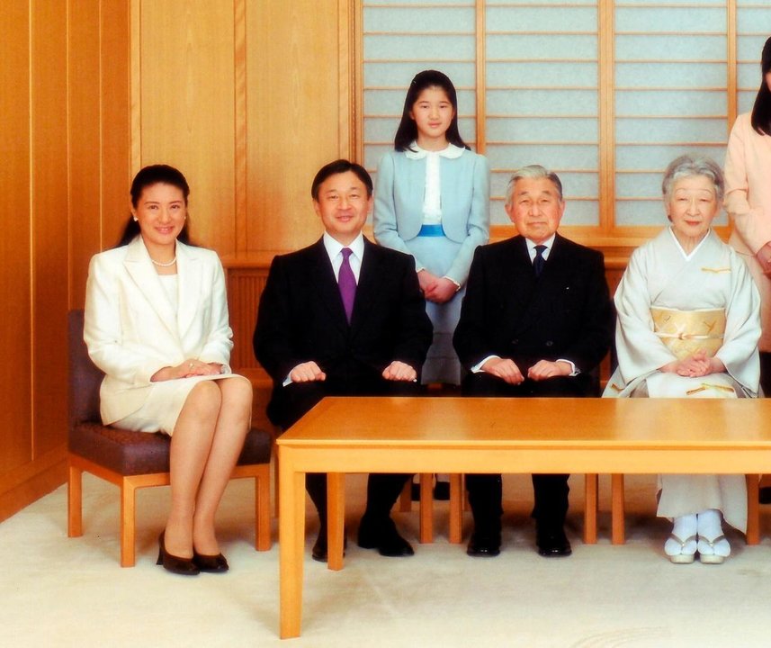 El emperador, su esposa, los herederos Naruhito y Masako, y la hija de éstos, Aiko.