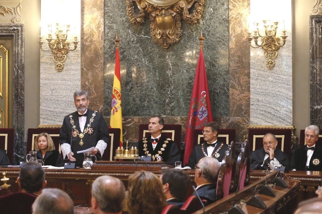 El rey Felipe escucha a Carlos Lesmes en la apertura del año judicial 2015/2016.