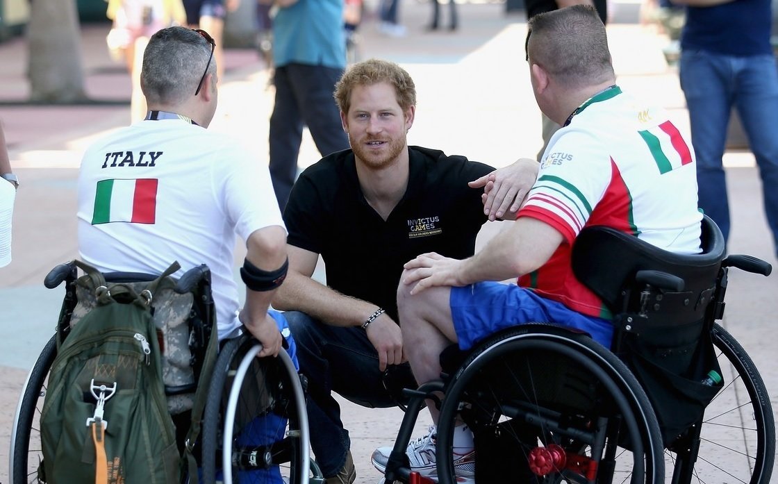 El príncipe Harry, con dos deportistas en silla de ruedas.