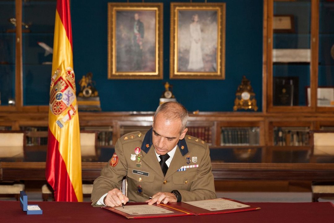 Antonio Casals Abraham firma la entrega del mando del Estado Mayor de la Guardia Real.