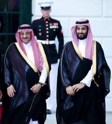 El príncipe heredero de Arabia, Mohamed bin Naif (izquierda), y Mohamed bin Salman, segundo en la línea de sucesión.