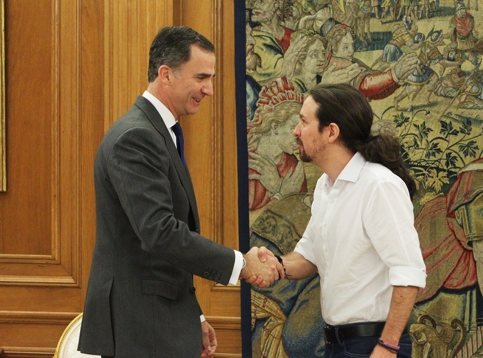 Felipe VI saluda a Pablo Iglesias en la primera ronda de consultas de enero de 2016.