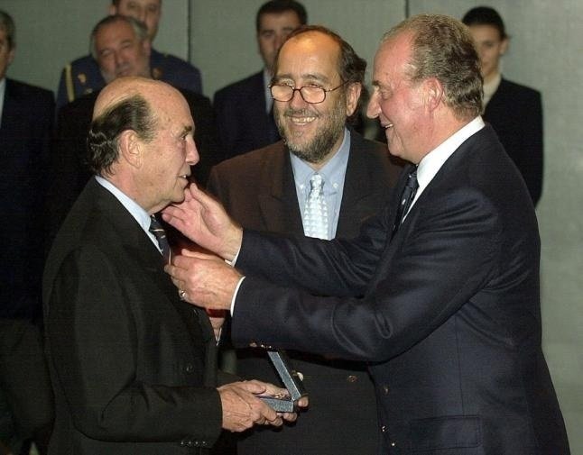 El fallecido duque de Arión, Gonzalo Fernández de Córdoba (izquierda), recibe una medalla del rey Juan Carlos.