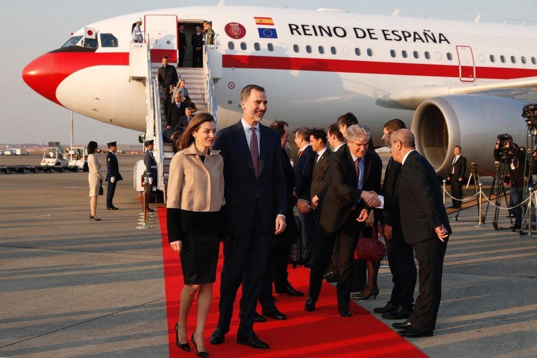 Los reyes Felipe y Letizia bajan del avión en un viaje de Estado.
