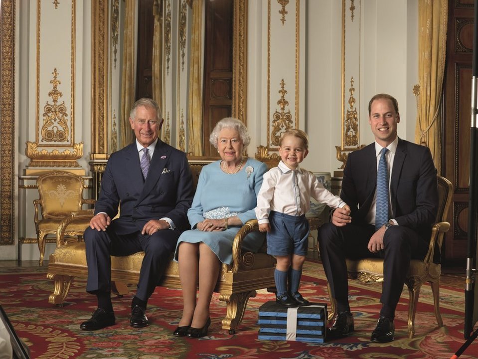 El príncipe Jorge, junto a la reina Isabel II.