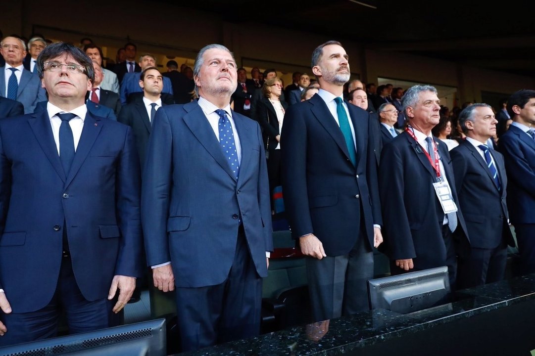 Felipe VI escucha el himno de España en la final de la Copa del Rey de 2017.