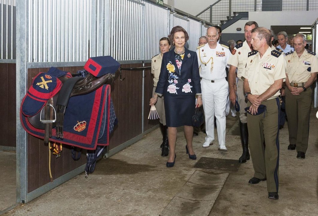 La reina Sofía recorre las nuevas cuadras de la Guardia Real.