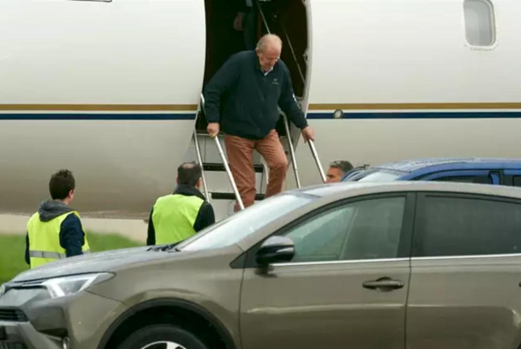 El rey emérito, a su llegada al aeropuerto vitoriano de Foronda
- PABLO GONZÁLEZ-EUROPA PRESS.