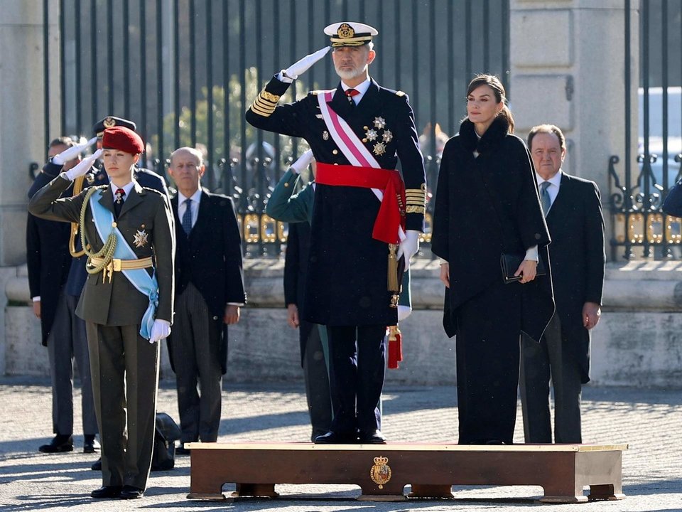 A la derecha, Jaime Alfonsín, detrás de los reyes en la Pascua Militar 