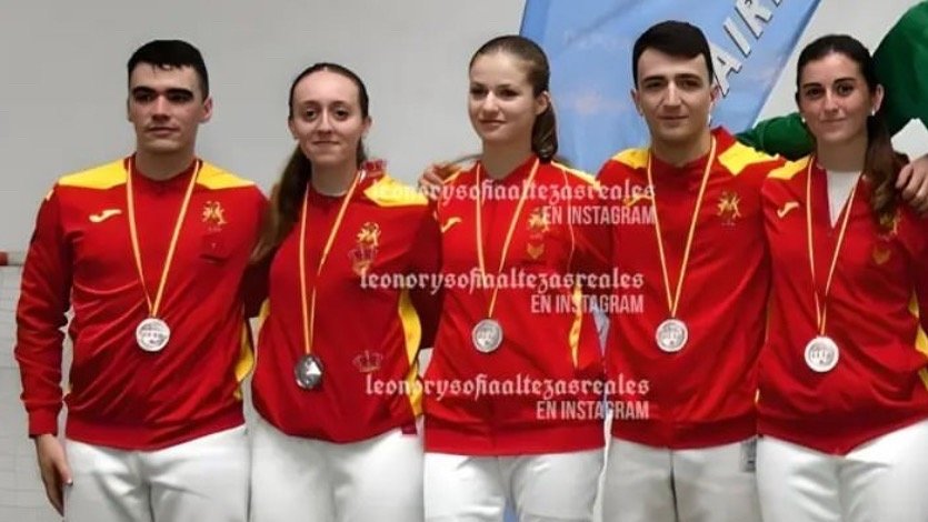 Leonor de Borbón junto a sus compañeros, obtiene el segundo puesto en el campeonato de esgrima. Foto: Instagram de leonorysofiaaltezasreales.