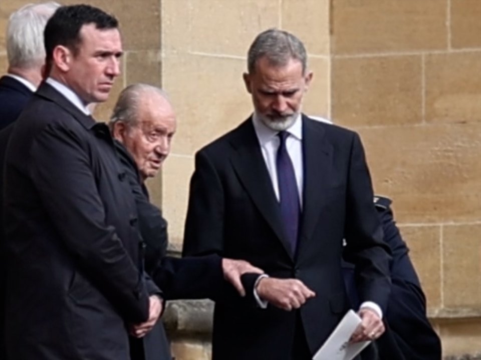 El rey Juan Carlos I saliendo del brazo de su hijo, el rey Felipe VI, del funeral por Constantino de Grecia en el Palacio de Windsor - EUROPA PRESS 