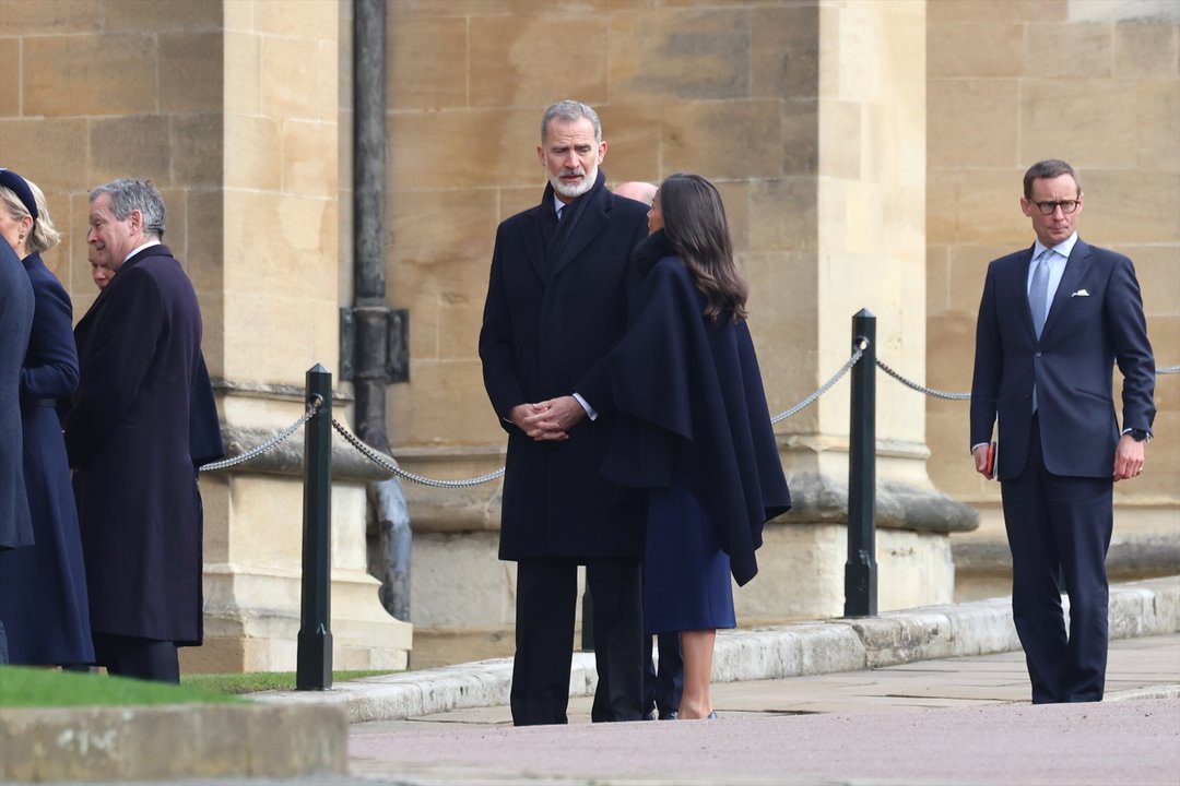 El rey Felipe VI y la reina Letizia llegando al funeral por Constantino de Grecia en el Palacio de Windsor