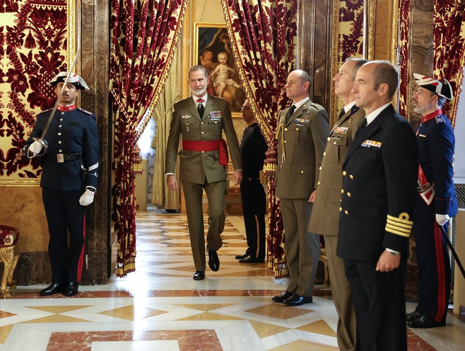El Rey Felipe VI (c) a su llegada para recibir en audiencia militar a los Agregados de Defensa, Militares, Navales y Aéreos acreditados en España. Foto de archivo: Marta Fernández / Europa Press.
